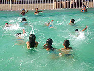 foto de crian?as nadando