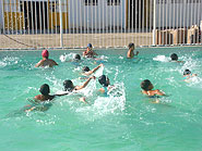 foto de crian?as nadando