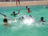 foto de crian?as nadando