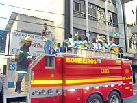 foto do carro do Corpo de Bombeiros com os atletas que participaram 
do Campeonato de Trampolim