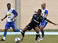 Foto dos jogadores disputando a bola no jogo do Tupi contra Botafogo