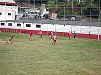 Foto dos jogadores dos dois times em campo, pr?ximo a um dos gols e o ?rbitro de perto