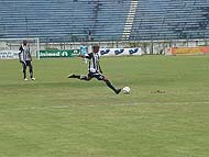 Foto de um jogador chutando a bola