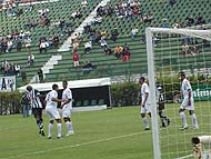 Foto de jogadores perto do gol