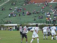 Foto do jogo e da arquibancada