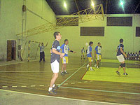 Foto de um jogo de handball 