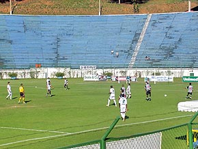 Foto do jogo do Tupi contra o Uberl?ndia