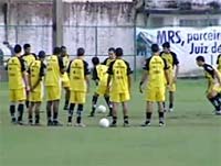 Foto dos jogadores do Tupi em treino