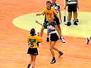 Grupo caminhando no bairro Grama