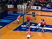 Grupo caminhando no bairro Grama