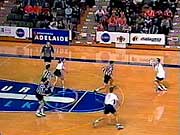 Grupo caminhando no bairro Grama