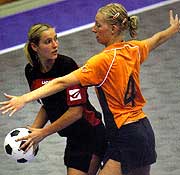 Grupo caminhando no bairro Grama