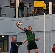 Grupo caminhando no bairro Grama