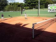 Grupo caminhando no bairro Grama