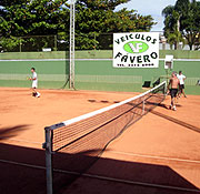 Grupo caminhando no bairro Grama