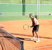 Grupo caminhando no bairro Grama