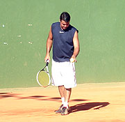 Grupo caminhando no bairro Grama