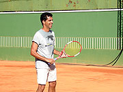 Grupo caminhando no bairro Grama