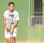 Grupo caminhando no bairro Grama