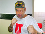 Professor em posi??o de golpe