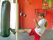 Professor demonstrando golpe