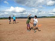 Foto de um jogo de frisbee