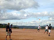 Foto de um um jogo de frisbee