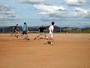 Foto de um jogo de frisbee