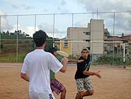 Foto de um jogo de frisbee