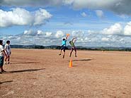 Foto de um jogo de frisbee