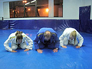 Foto de pessoas fazendo a sauda??o do jud?