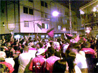 Foto de multid&atilde;o no Alto dos Passos