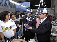 Custódio Wadson Ribeira na fabriaca de material esportivo