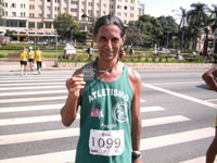 Gedair exibindo medalha