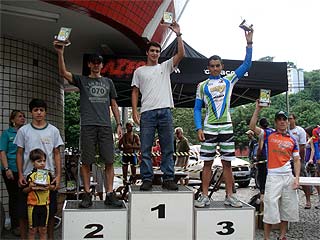 Foto dos vencedores do mountain bike