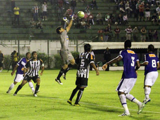 goleiro do tupi defende a bola
