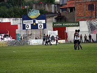 Foto: Gabriel Castro/Guarani Esporte Clube Jogadores do tupi comemoram o primeiro gol