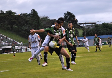 Jogadores de Tupi e Am&eacute;rica disputam a bola