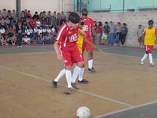Jogadores disputam partida de futebol de 5