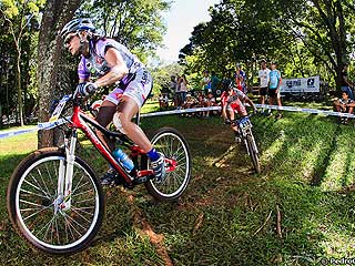 Roberta Stopa e outra competidora em prova de Mountain Bike