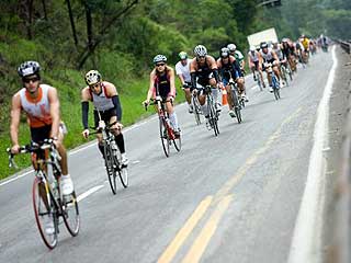 Atletas disputando o ciclismo no Ironman