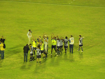 Foto: Ricardo Wagner Jogadores do Tupi agradecendo a torcida