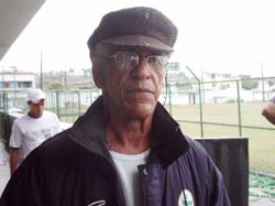 Foto do treinador interino do Tupi, Joel Martins