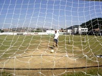 Allan chuta para o gol