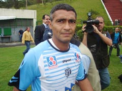 Foto do Rom?rio chegando no campo do Est?dio Municipal M?rio Hel?nio em Juiz de Fora para o coletivo com o Tupi