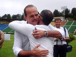 Foto do Alem?o, dirigente do Tupi, abra?ando o craque Rom?rio quando foi apresentado como jogador do Galo, em Juiz de Fora
