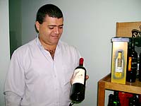 foto de Euler Santiago segurando uma garrafa de vinho