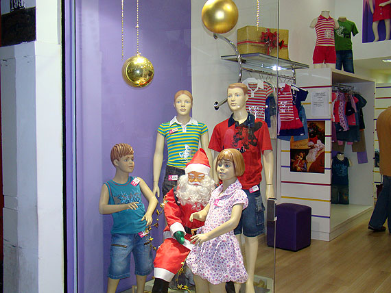 vitrine deuma loja de roupas infantis com decoração de Natal