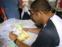 Foto de pessoa escolhendo carta