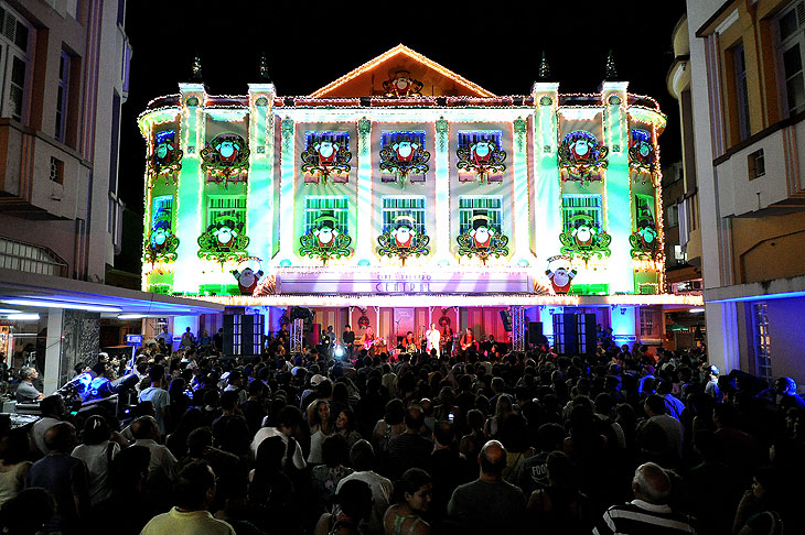 Inauguração da decoração de Natal do Cine-Theatro Central, com show do Beatles Forever